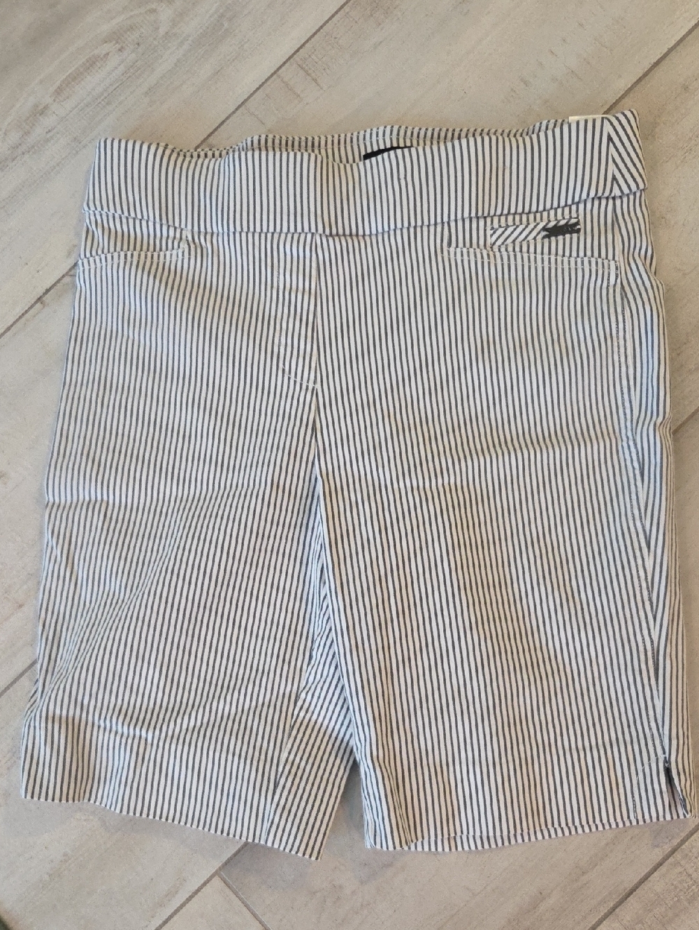 Jones New York Stretch Bermuda Shorts Gray And White